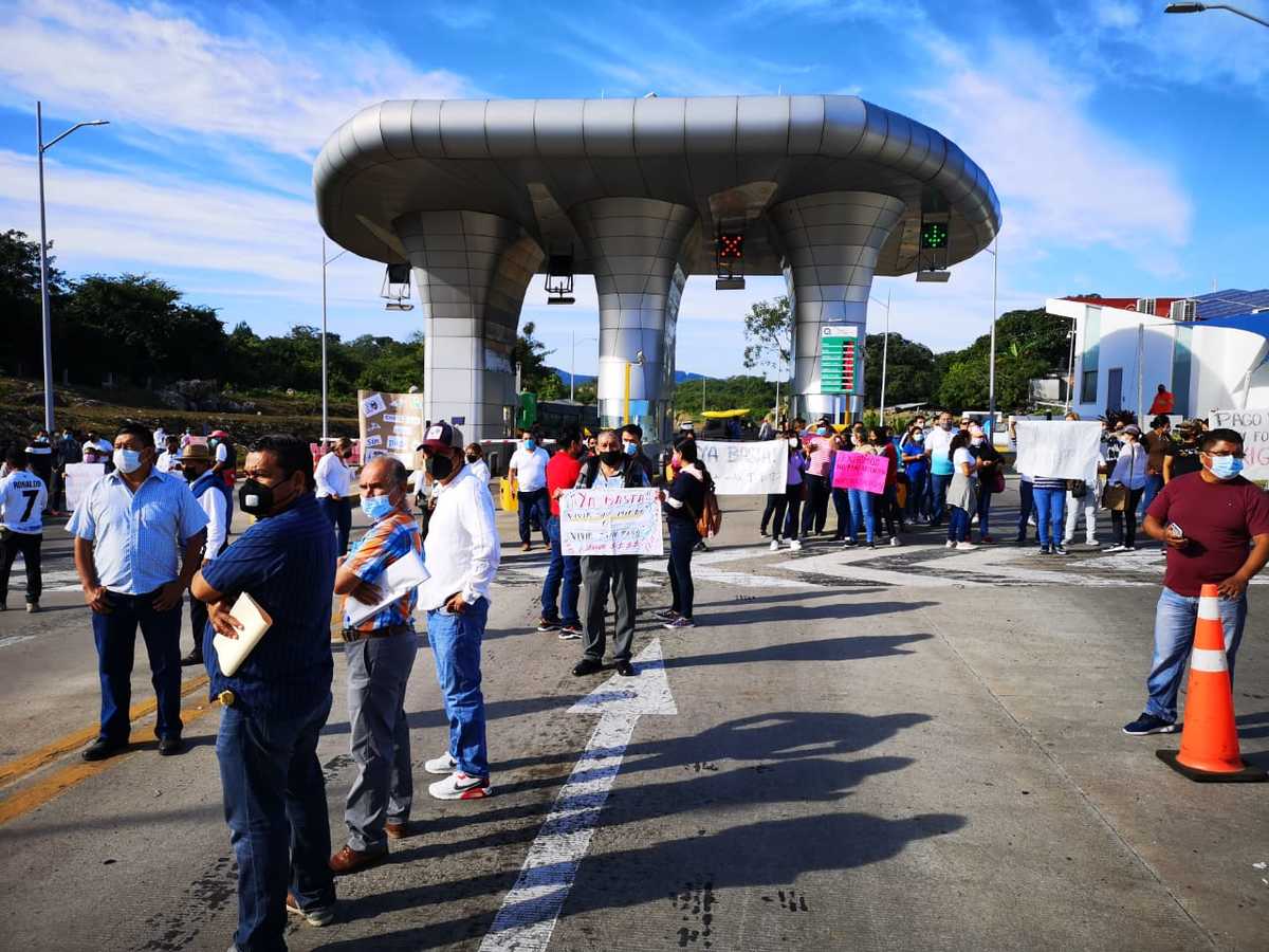 Los maestros cerraron carreteras para exigir el pago de su salario. (Especial)