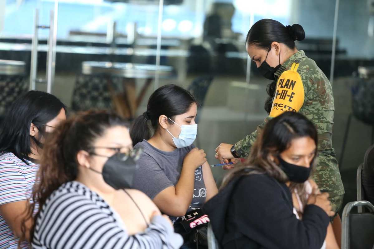 Monterrey y Guadalupe vacunan contra covid-19 a mayores de 18 y rezagados. Foto: Jorge López.
