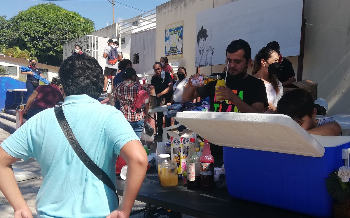 Padres de familia venden tamales y ropa para apoyar en limpieza de escuela de Tampico. (Agustín González)