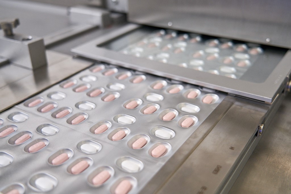 Pfizer ha estado fabricando por adelantado su pastilla contra el covid-19. (AFP)