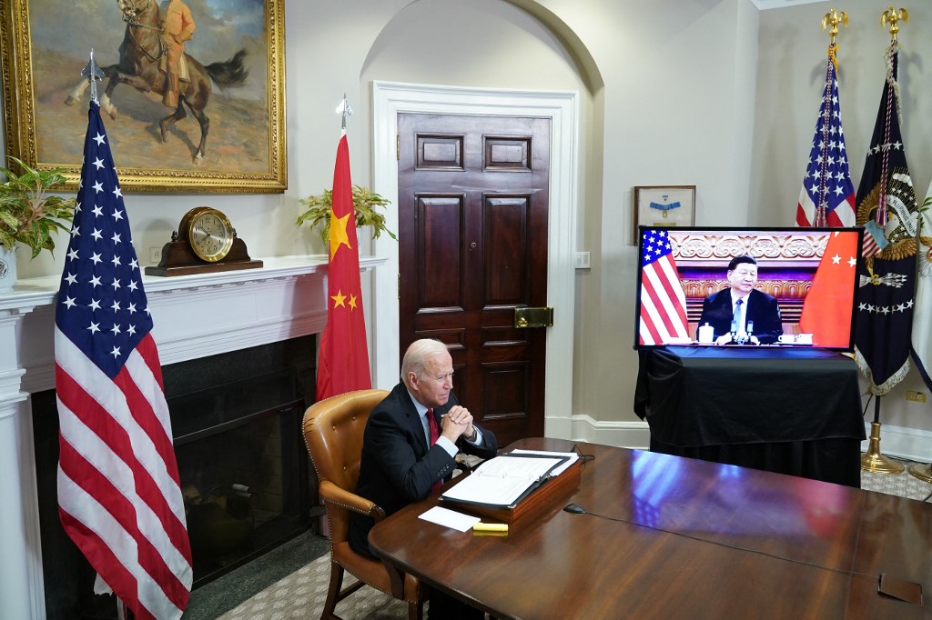 El presidente de Estados Unidos, Joe Biden, reuniéndose con su homólogo chino Xi Jinping, de forma virtual en la Casa Blanca. (AFP)
