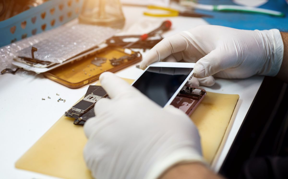 Apple lanza servicio de reparación con piezas y manuales a domicilio (Shutterstock).
