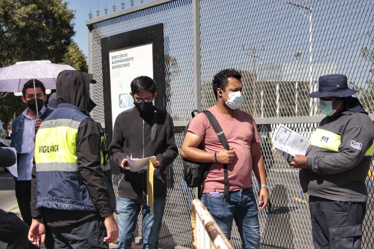 Se lleva a cabo el primer día Vacunación para personas de 18 a 29 años en Puebla | Melanie Torres