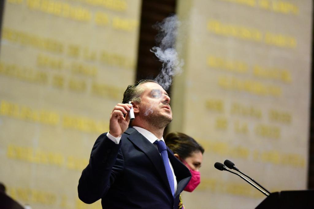 Diputado Sergio Barrera, de Movimiento Ciudadano, vapeando en la tribuna (Especial)