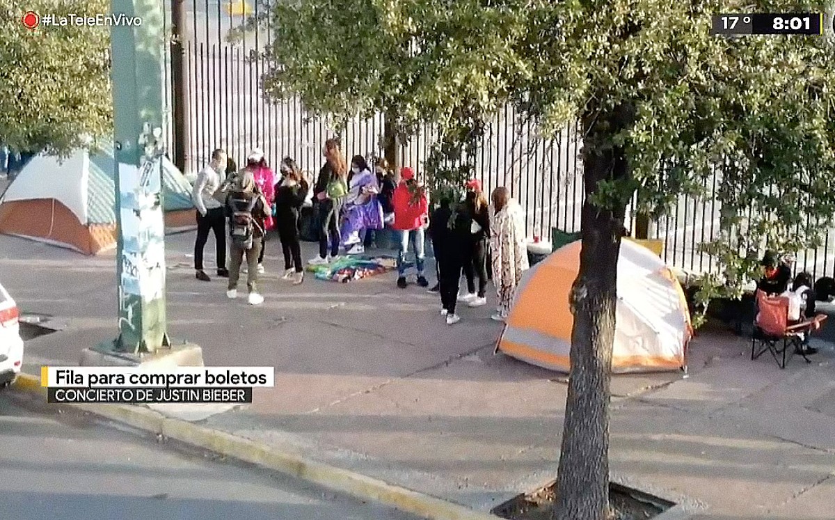 Fans Acampan Por Boletos De Justin Bieber Afuera De Arena Monterrey