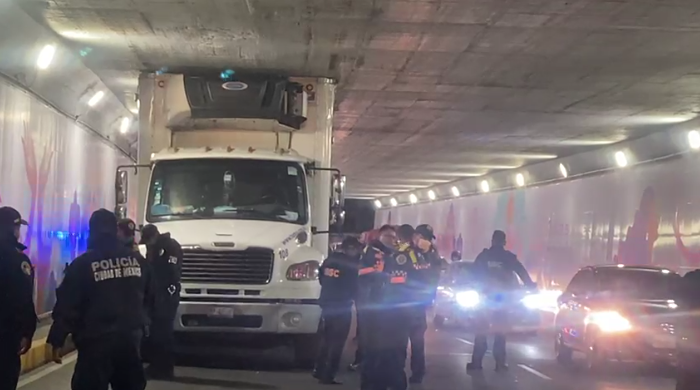 Un trailer se queda atorado bajo puente de Viaducto Miguel Alemán (César Velázquez)