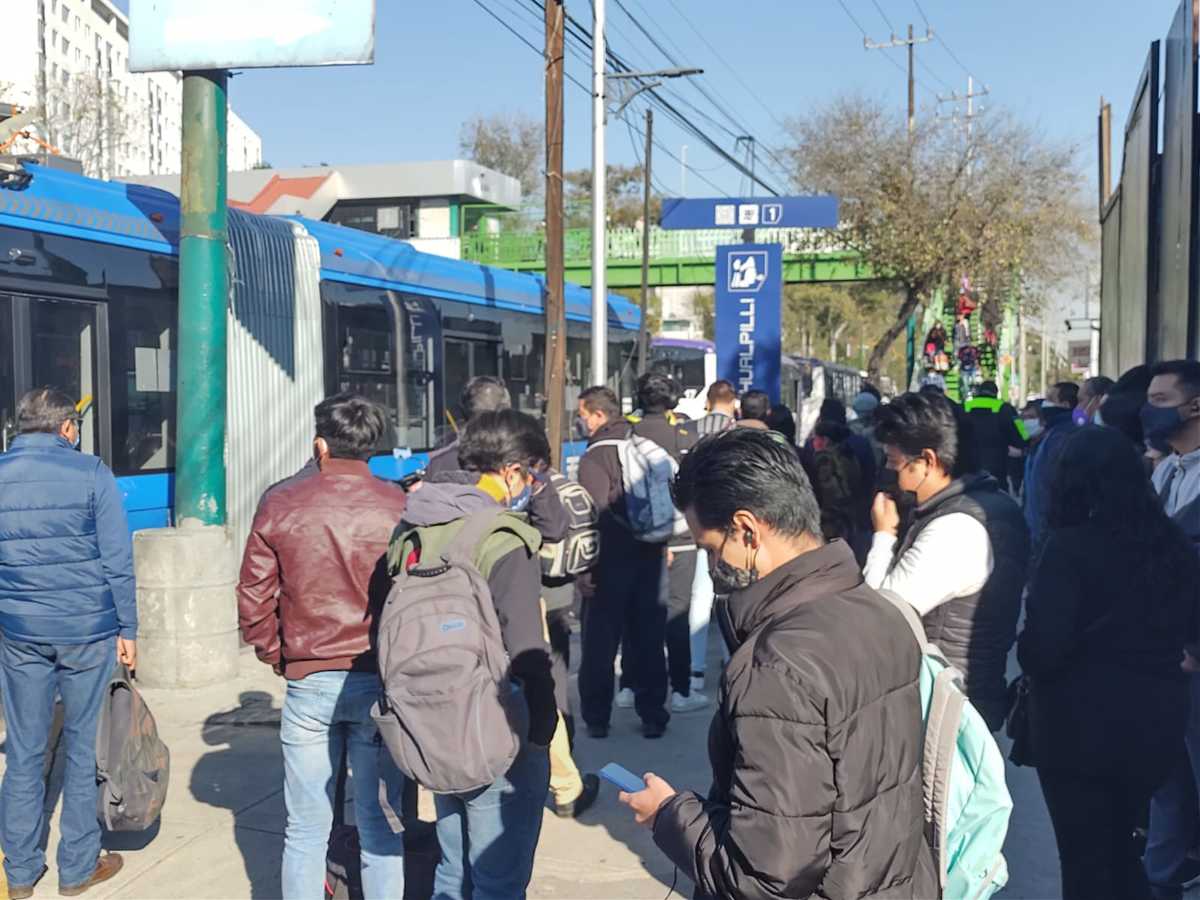 Tren ligero presenta falla eléctrica y ofrecen servicio alternativo (César Velazquez)