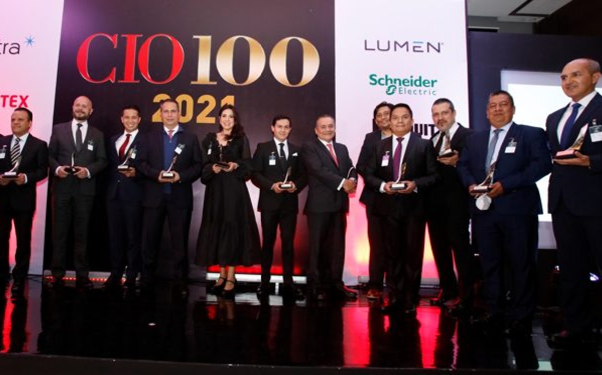 Universidad del Noreste recibe galardón en Premios CIO100. (Cortesía)