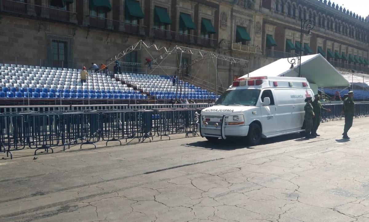 Colocan vallas y gradas por desfile de 20de Noviembre en Zócalo de CdMx. | César Velázquez