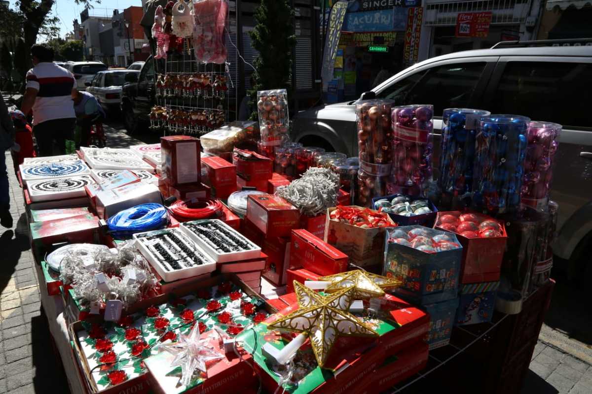 Comienza la venta de artículos navideños en Pachuca. (Maribel Calderón)