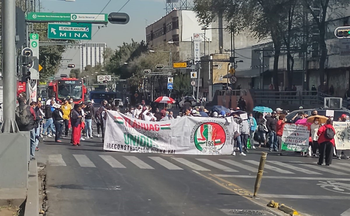 Los damnificados bloquearon por varios minutos Eje Central. | César Velázquez