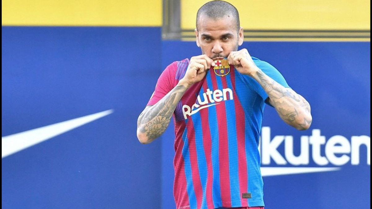 Descalzo sobre el césped del Camp Nou: fue la presentación de Alves