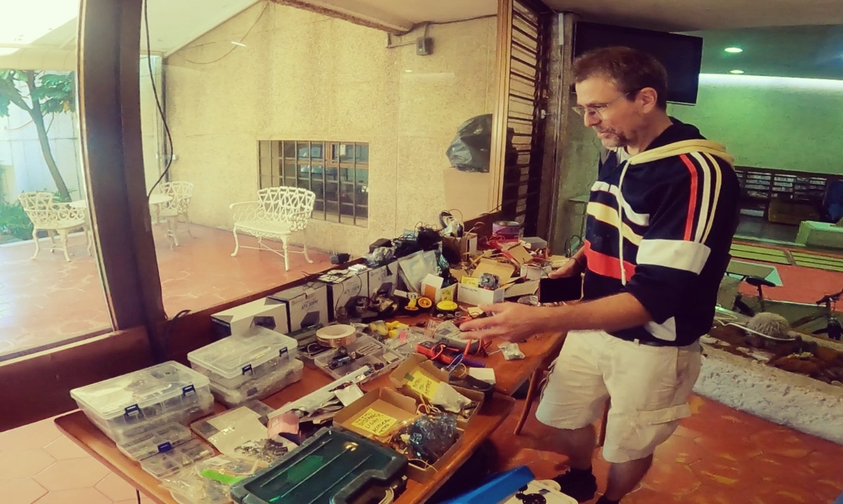 Douglas E. Stanley mostrando algo del material con el que trabajan en este taller (Enrique Vázquez)