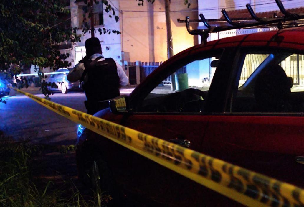 Hombre muere baleado afuera de su vivienda en Monterrey. Foto: Israel Santacruz.