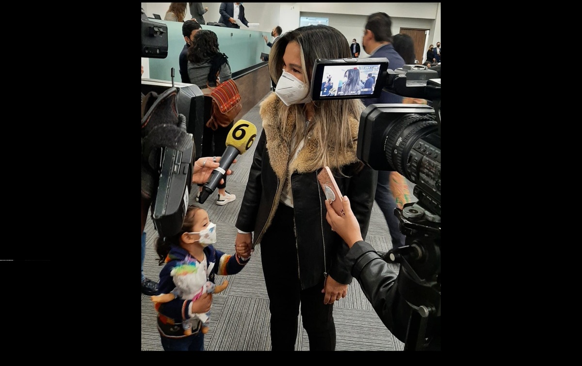 Regidora del ayuntamiento de Zapopan acude a trabajar acompañada de su nieta