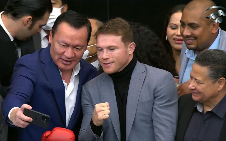 ¿Y la sana distancia? Senadores rompen protocolos para tomar selfies con 'El Canelo'