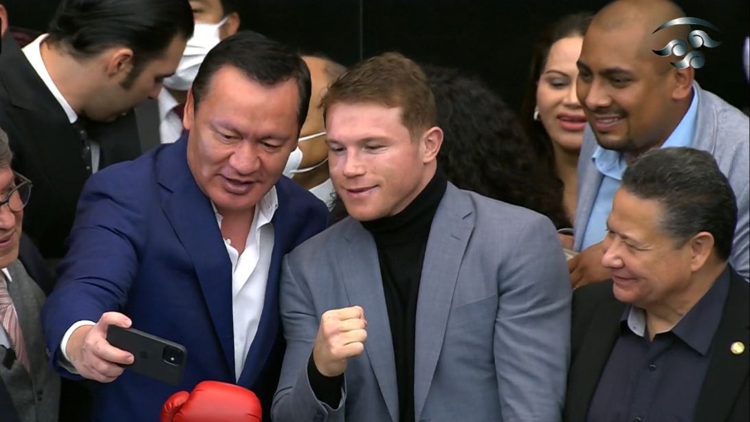 El senador Miguel Ángel Osorio Chong aprovechó para tomarse una 'selfie' con El Canelo. (Silvia Arellano)