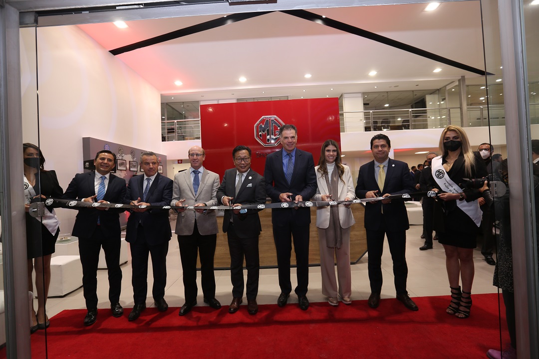 En Toluca los directivos de MG y GoCar encabezaron el corte inaugural. (Cortesía)