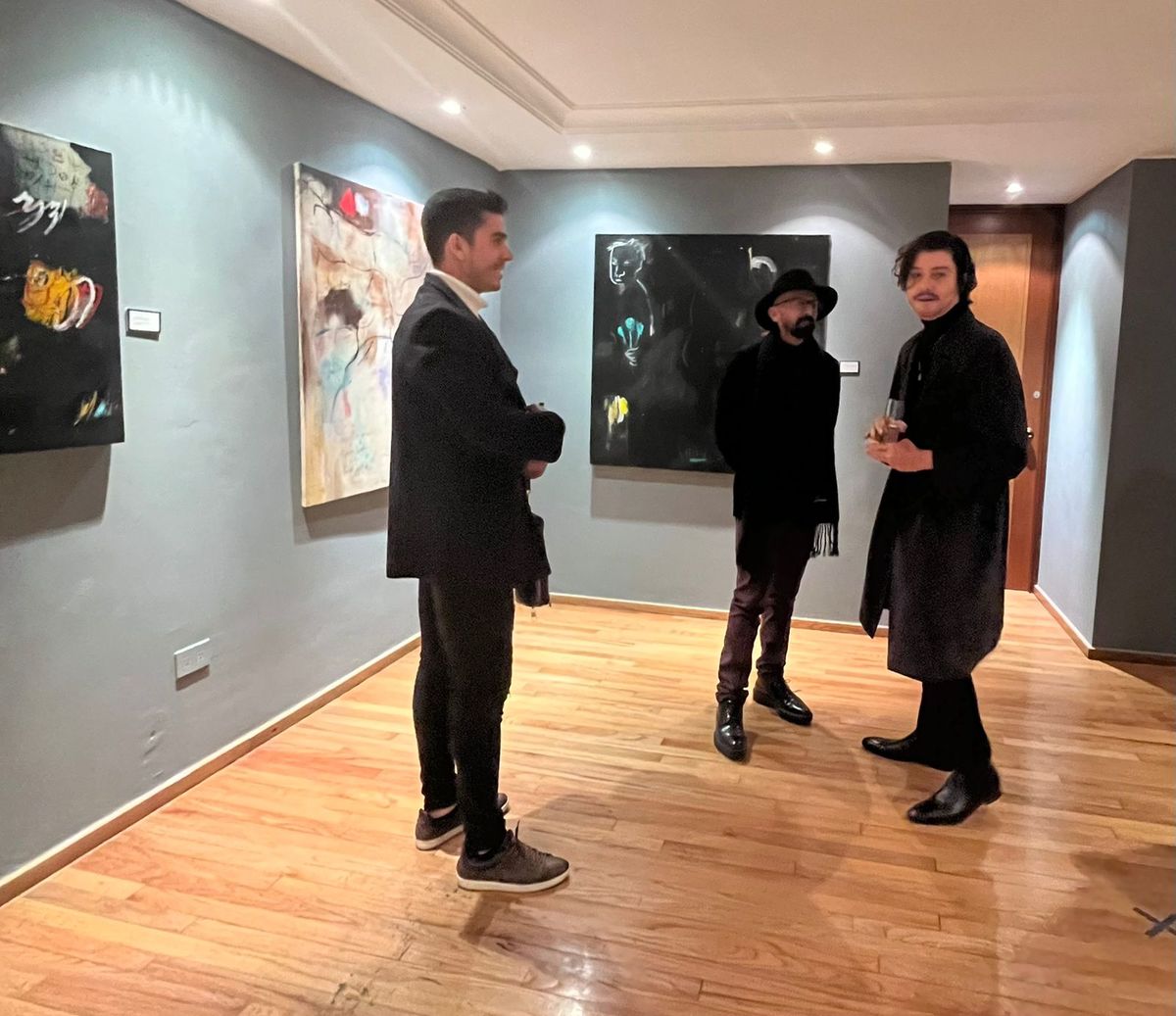 El artista Harley Cortez con el galerista Óscar Román en la apertura de la muestra 'Etimiología'. (Foto: Especial)
