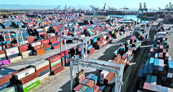 La crisis se desencadenó cuando camioneros se negaron a conducir sin productos de vuelta a las costas. PATRICK T. FALLON/AFP