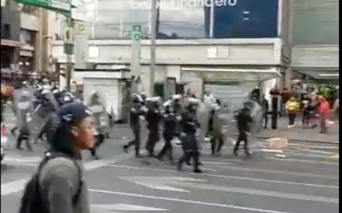 Enfrentamiento entre policías y comerciantes. (Captura)