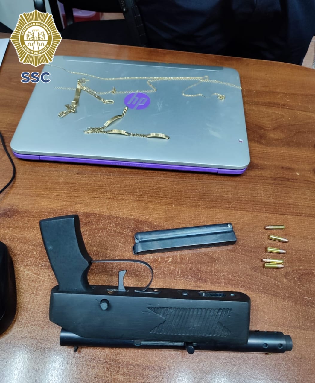 Joyas y arma aseguradas por elementos de la SSC. (Especial)