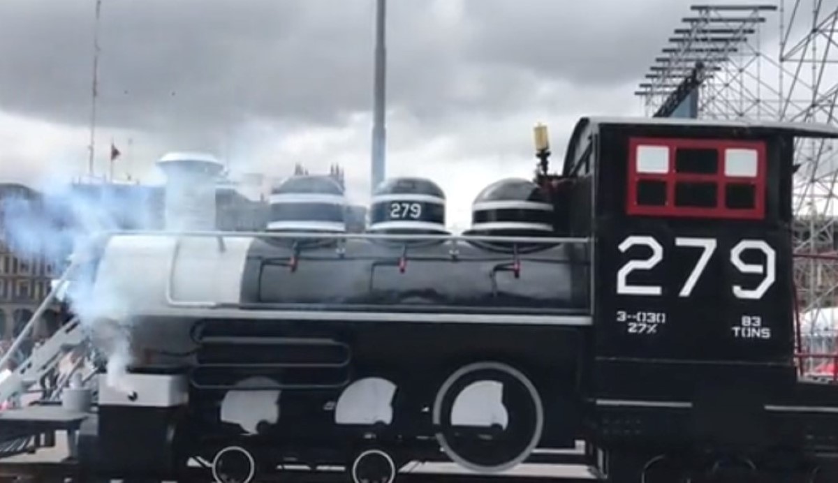 La locomotora se exhibe en el Zócalo de CdMx. | Especial