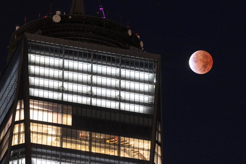 La luna y el World Trade Center. / AFP