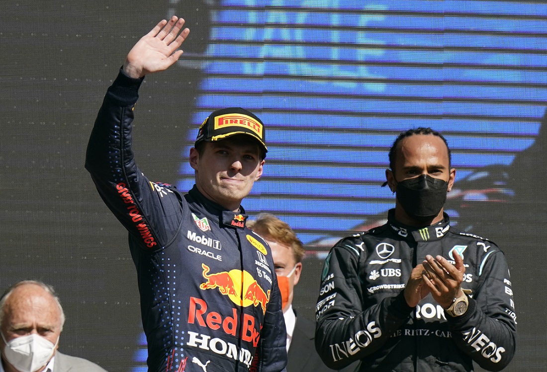 Max Verstappen y Lewis Hamilton, pilotos de la Fórmula 1 (AP)