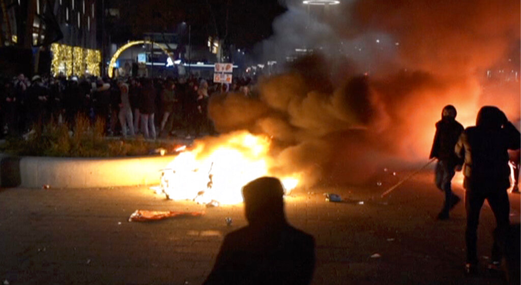 Las protestas en Holanda dejaron varios herido debido a los enfrentamientos con la policía. (AP)
