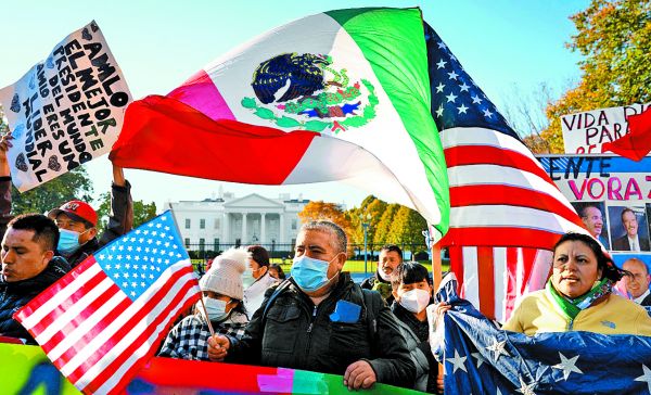Simpatizantes de AMLO con banderas de ambos países. Reuters