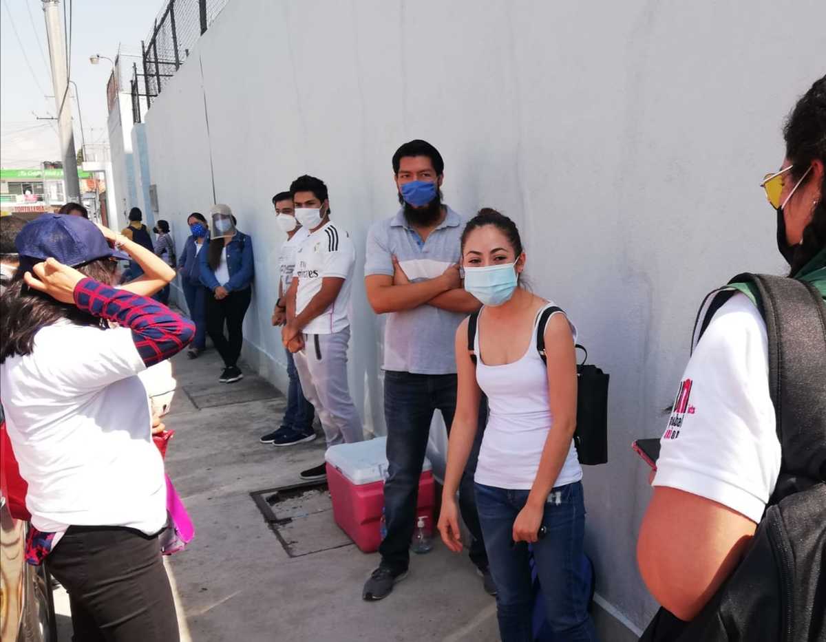 Aspectos de una fila para recibir la vacuna contra covid | Jaime Zambrano