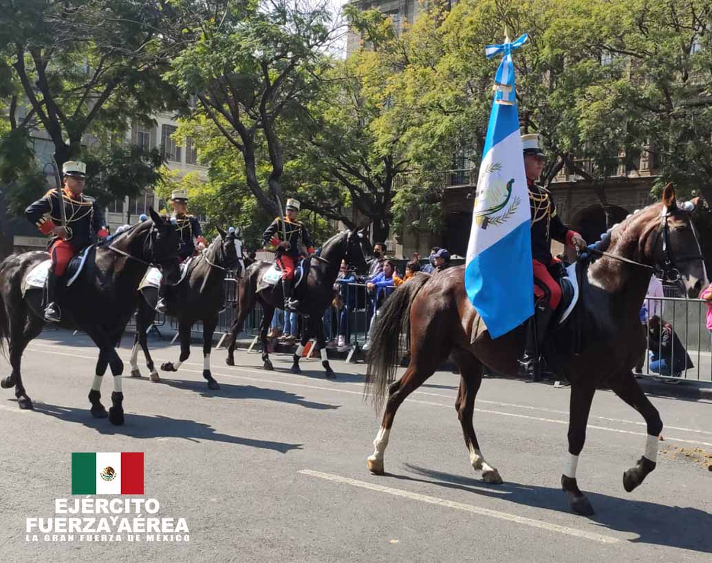 Cada país invitado tuvo su propio contingente dentro del desfile (Twitter)