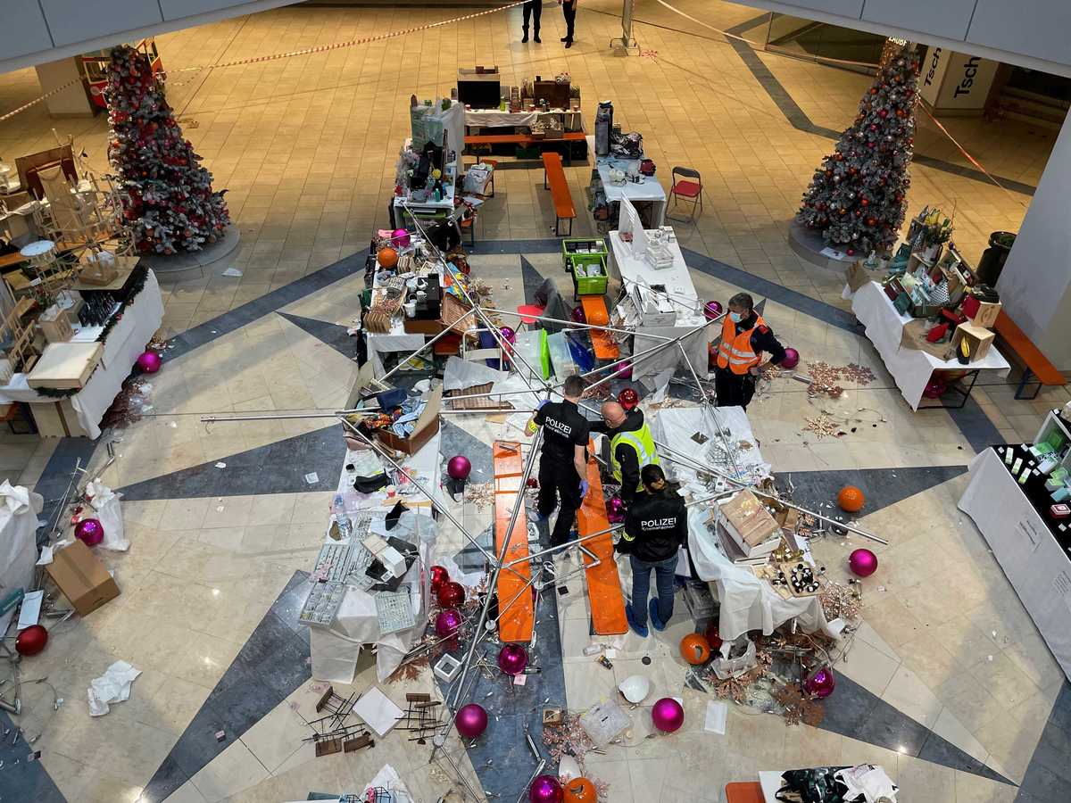 La caída del adorno navideño en un centro comercial de Ibach dejó 6 personas heridas. (Twitter)