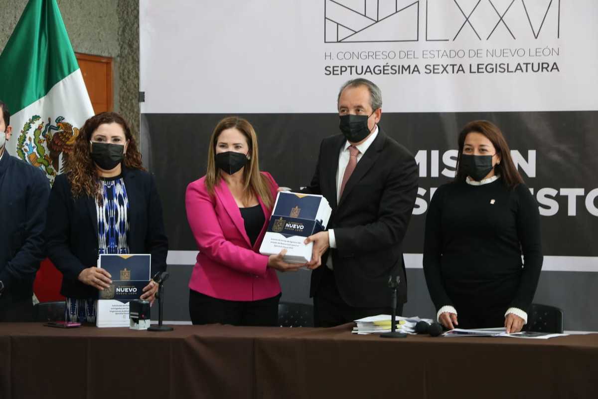 Carlos Garza Ibarra, secretario de Finanzas y Tesorero Estatal, realizó la entrega. Foto: Leonel Rocha