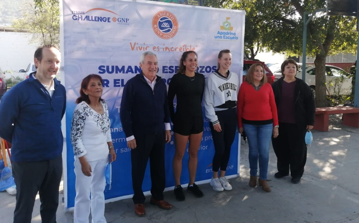 Giuliana Olmos y Alison Riske apoyan a escuela en Monterrey (Cortesía)