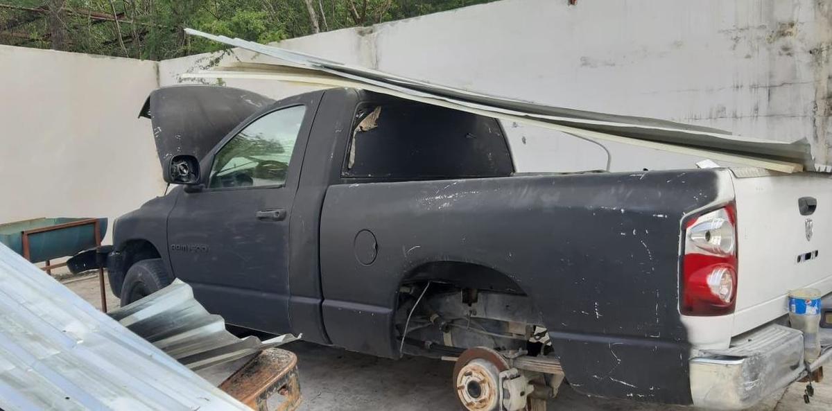 Hallan deshuesadero con autos robados tras cateo en Cadereyta, NL. Foto: Especial.