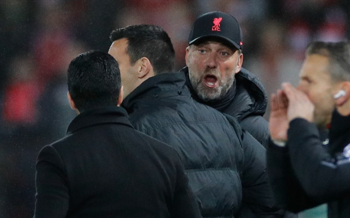 Jürgen Klopp y Mikel Arteta protagonizan discusión en el Liverpool vs Arsenal (Reuters)