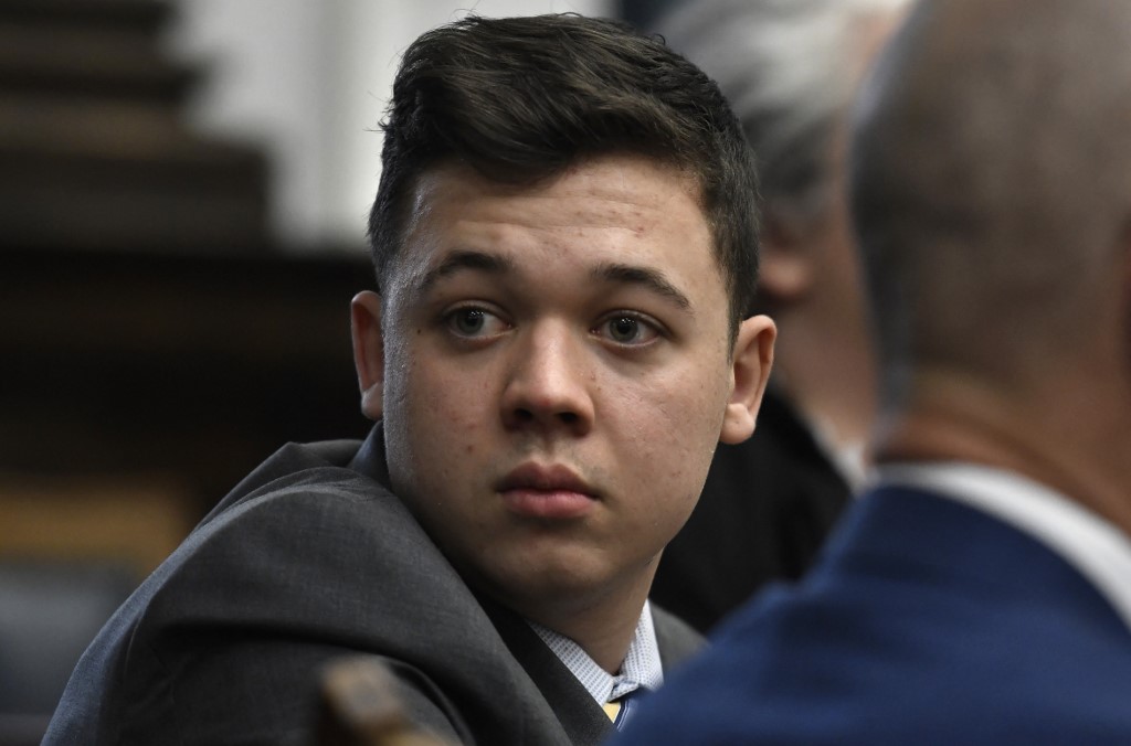 Kyle Rittenhouse fue absuelto de los cargos de matar a dos personas en las marchas de BLM en 2020. (AFP)