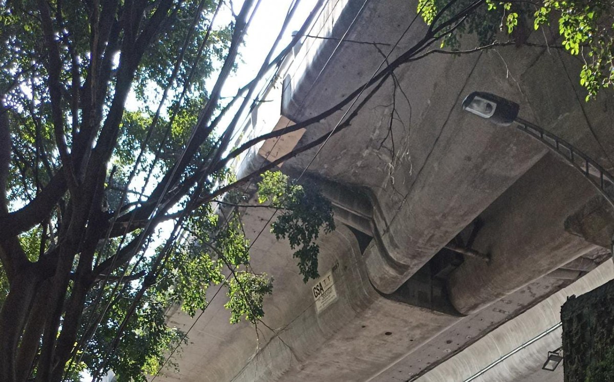 Una piedra se desprendió del segundo piso del Periférico, a la altura de Altavista y Las Flores. | Leonardo Lugo