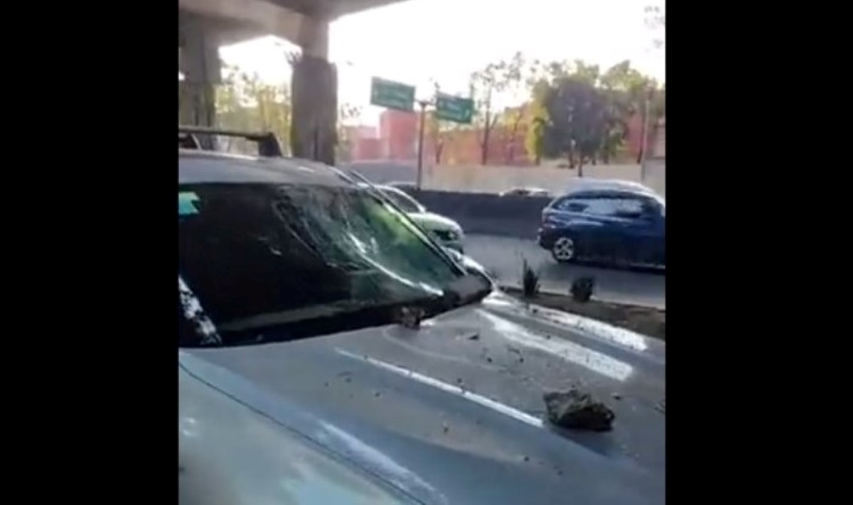 La piedra destruyó el parabrisas y capo de una camioneta. | Twitter @supercivicosmx