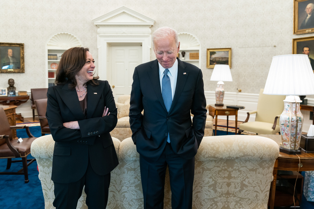 La vicepresidenta de EU, Kamala Harris, junto al presidente Joe Biden dentro de la Casa Blanca. (AP)