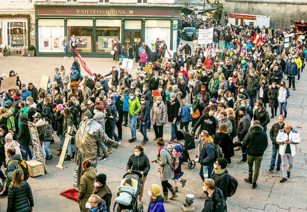 En Austria, las manifestaciones son tanto por el confinamiento como por la vacunación obligatoria. (AFP)