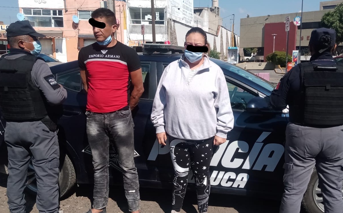 Beatriz "N" y Emmanuel "N", quienes tenían en su poder un arma de fuego. (Especial)