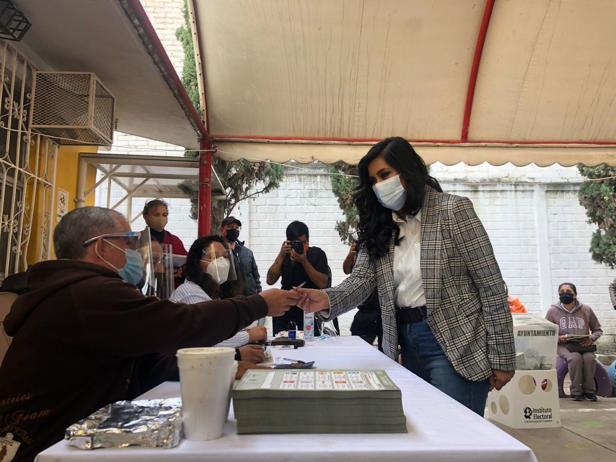 Citlalli Amaya acude a votar. (Rosario Álvarez)