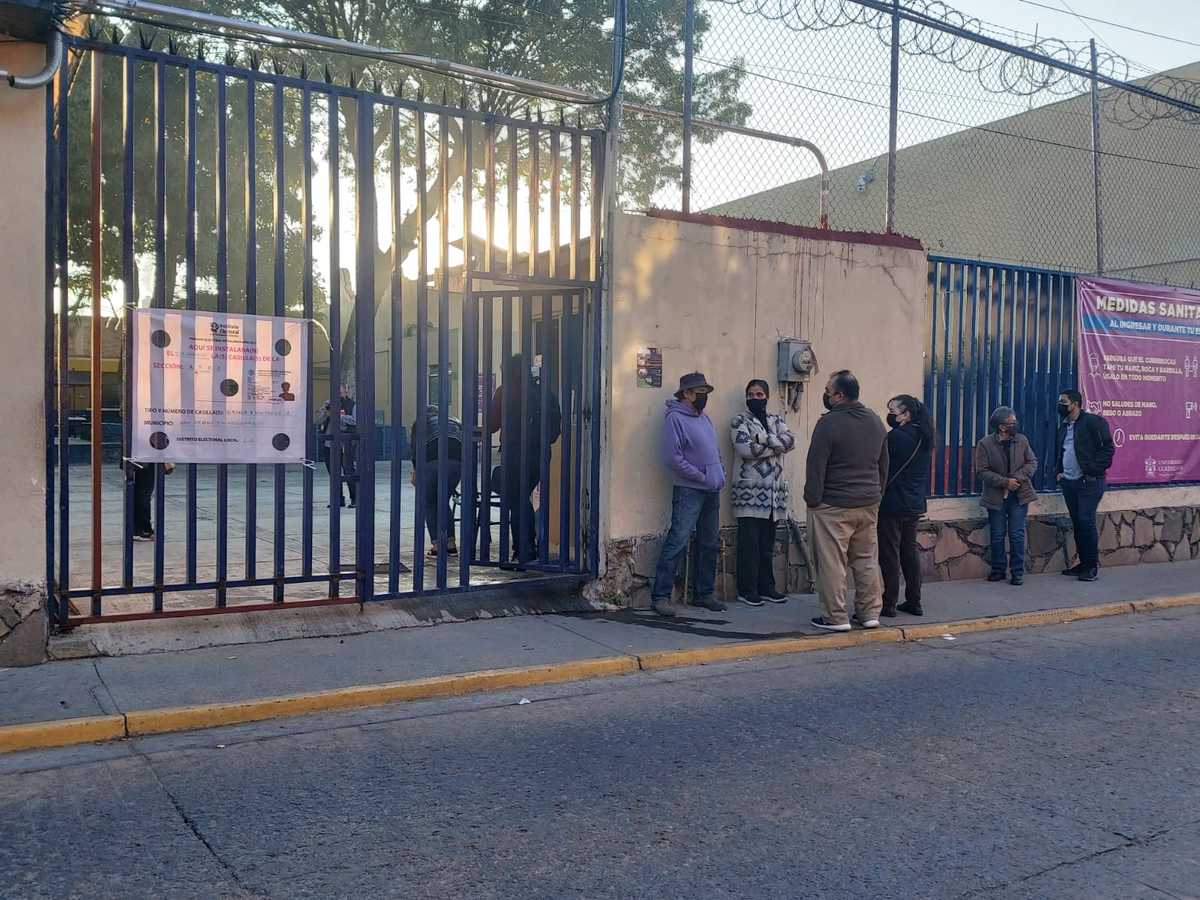 Ciudadanos acuden a votar. (Rosario Álvarez)