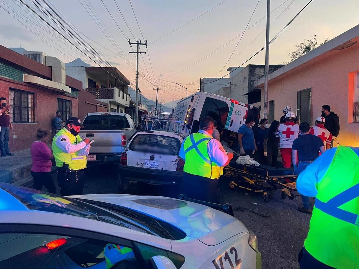 El conductor del Chevy, de una compañía de teléfono, fue detenido. Foto: Especial