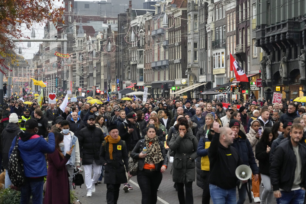 Las manifestaciones en Holanda son debido a la reimposición de medidas sanitarias. (AP)
