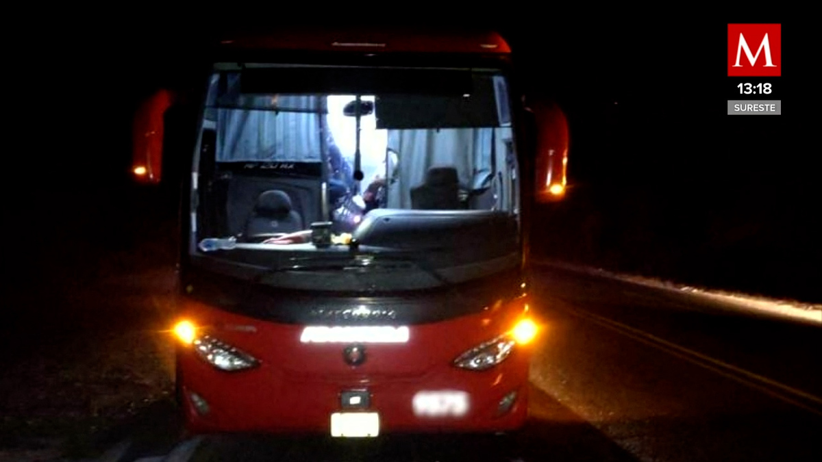 Mujer da a luz en medio de la carretera