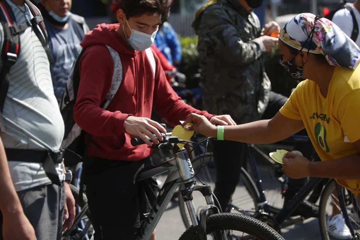 Organizaciones civiles recuerdan a víctimas de accidentes viales con corazones de papel afuera del Senado | Ariana Pérez